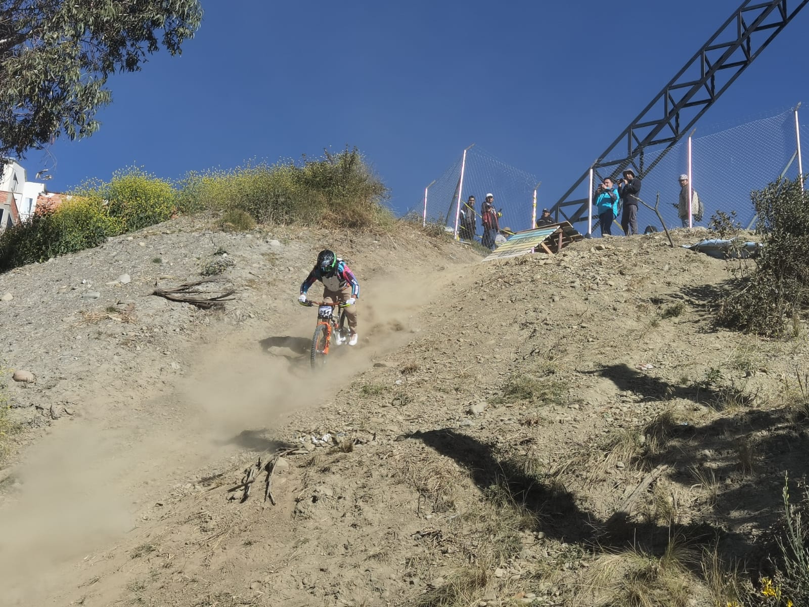 Downhill urbano pone a prueba a un centenar de ciclistas en La Paz