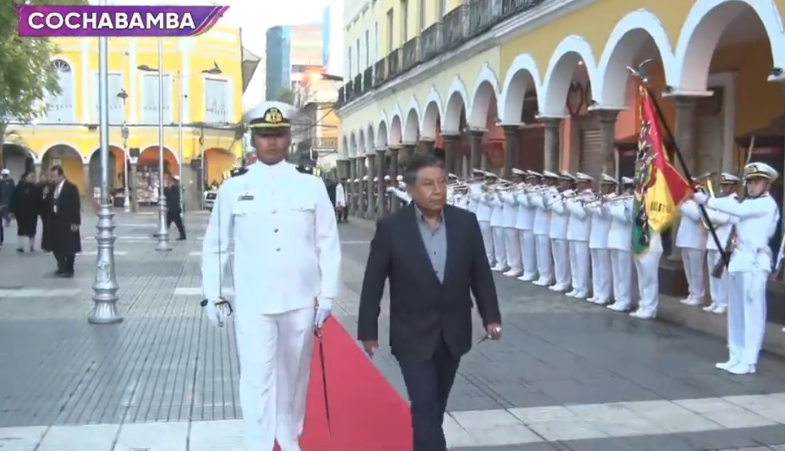 Choquehuanca participa de la iza de las banderas en Cochabamba como parte de los actos protocolares por el Bicentenario