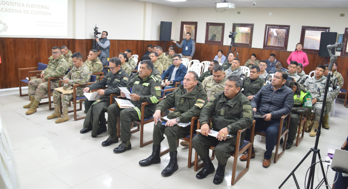 TED Cochabamba capacita a policías y militares para garantizar la seguridad del proceso electoral