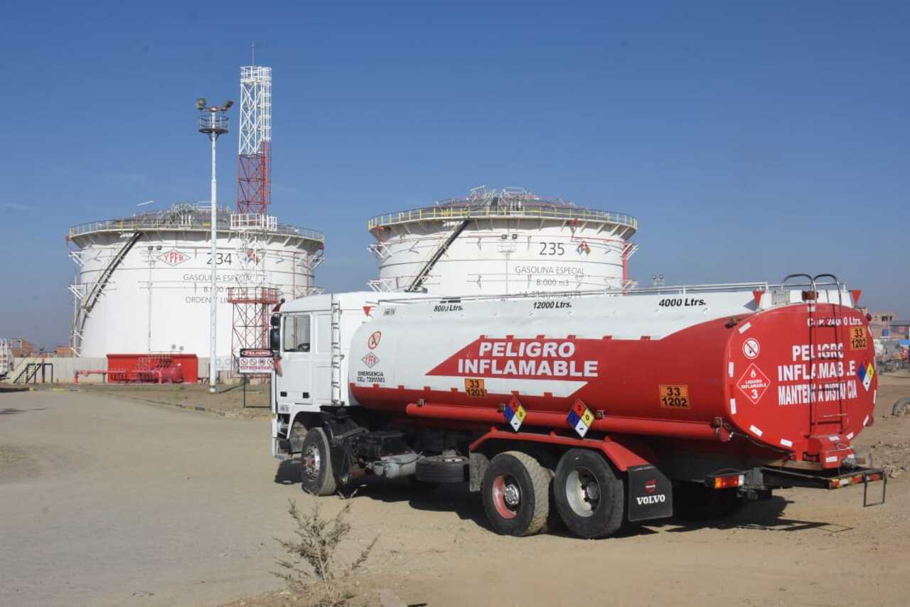 Arce dice que no se garantizan dólares para importar combustibles y acabar con filas por el estrangulamiento en la ALP 