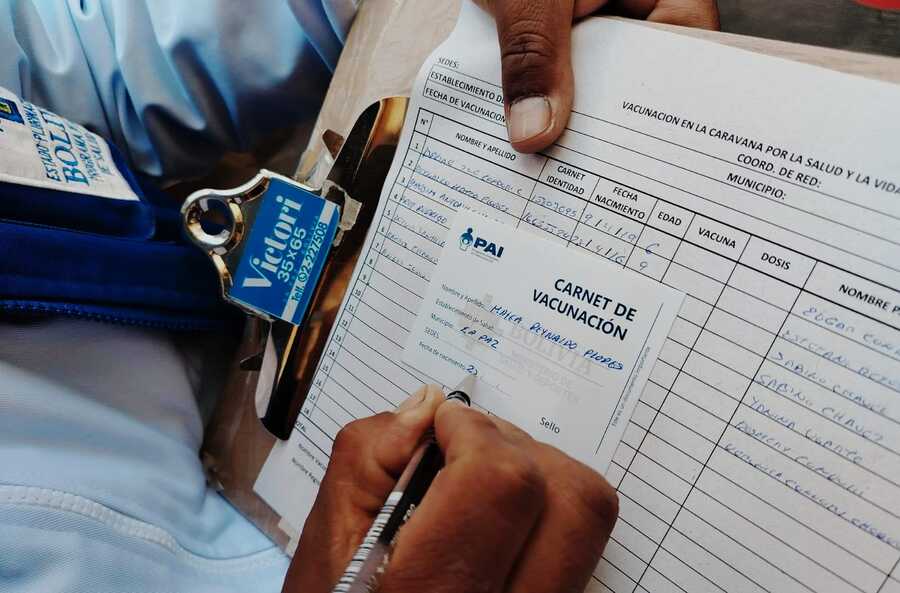 La libreta de salud y el carnet de vacunación son gratuitos y permiten verificar el estado de inmunización de los niños 