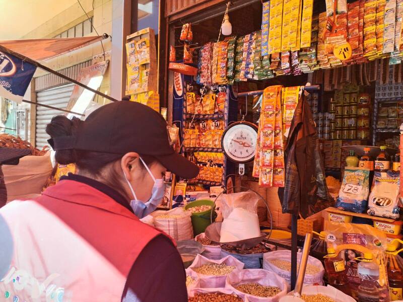 En el mercado de El Alto constatan que rebajó el precio de varios alimentos y refuerzan controles 