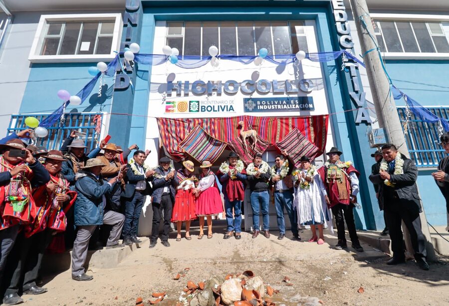 Entregan una unidad educativa, sistemas de agua subterránea y enlosetado de calles en Pelechuco