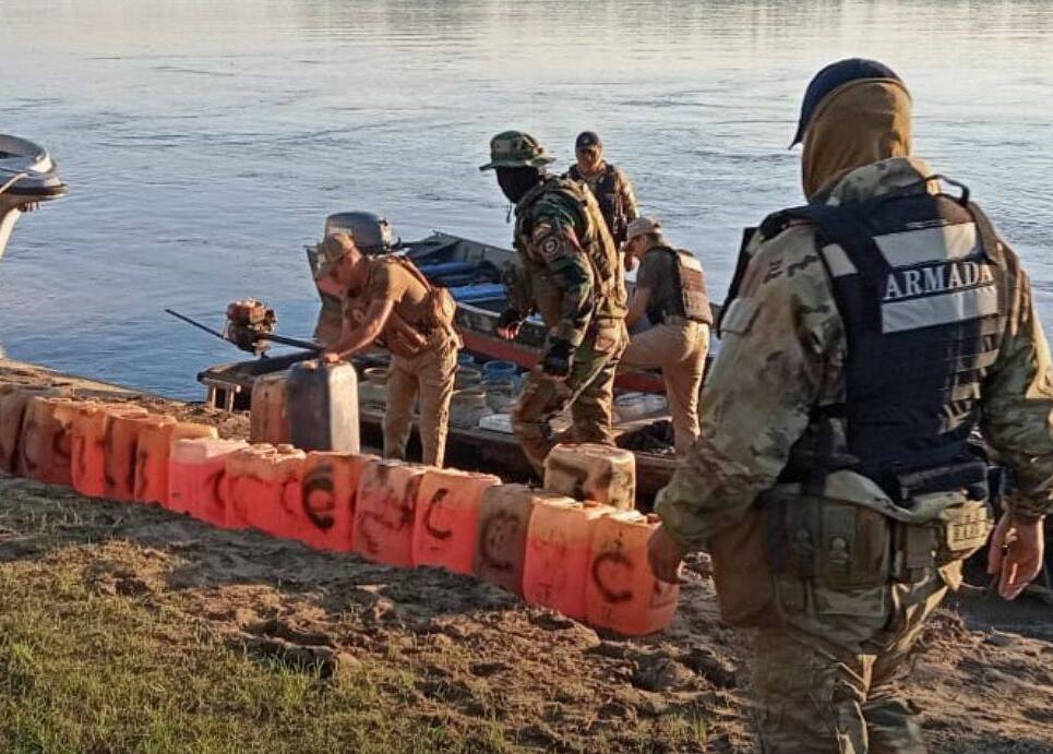 Interceptan embarcación con 400 litros de combustible ilegal y aprehenden a una persona en operativo fluvial