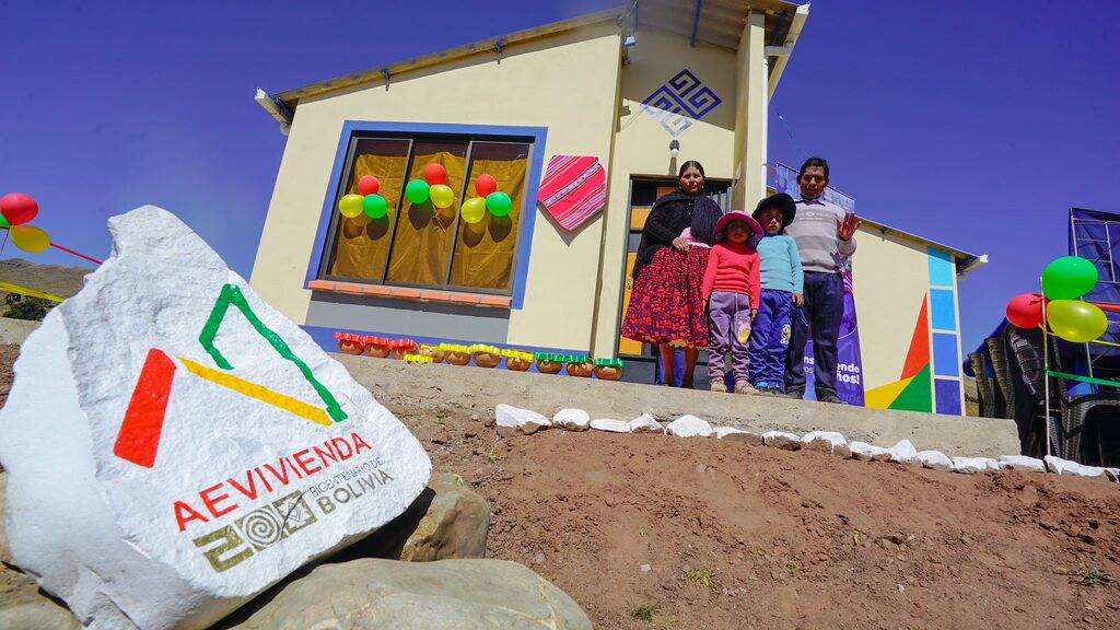 En Desaguadero entregan 105 viviendas sociales y puentes vehiculares por Bs 105 millones