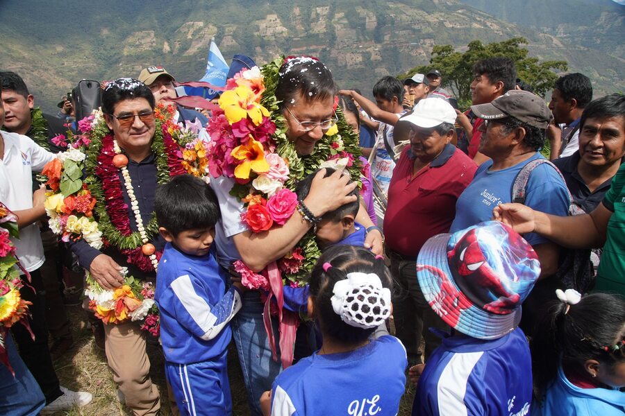 Presidente entrega una unidad educativa, tres puentes vehiculares, 19 viviendas y un sistema de electrificación en La Asunta