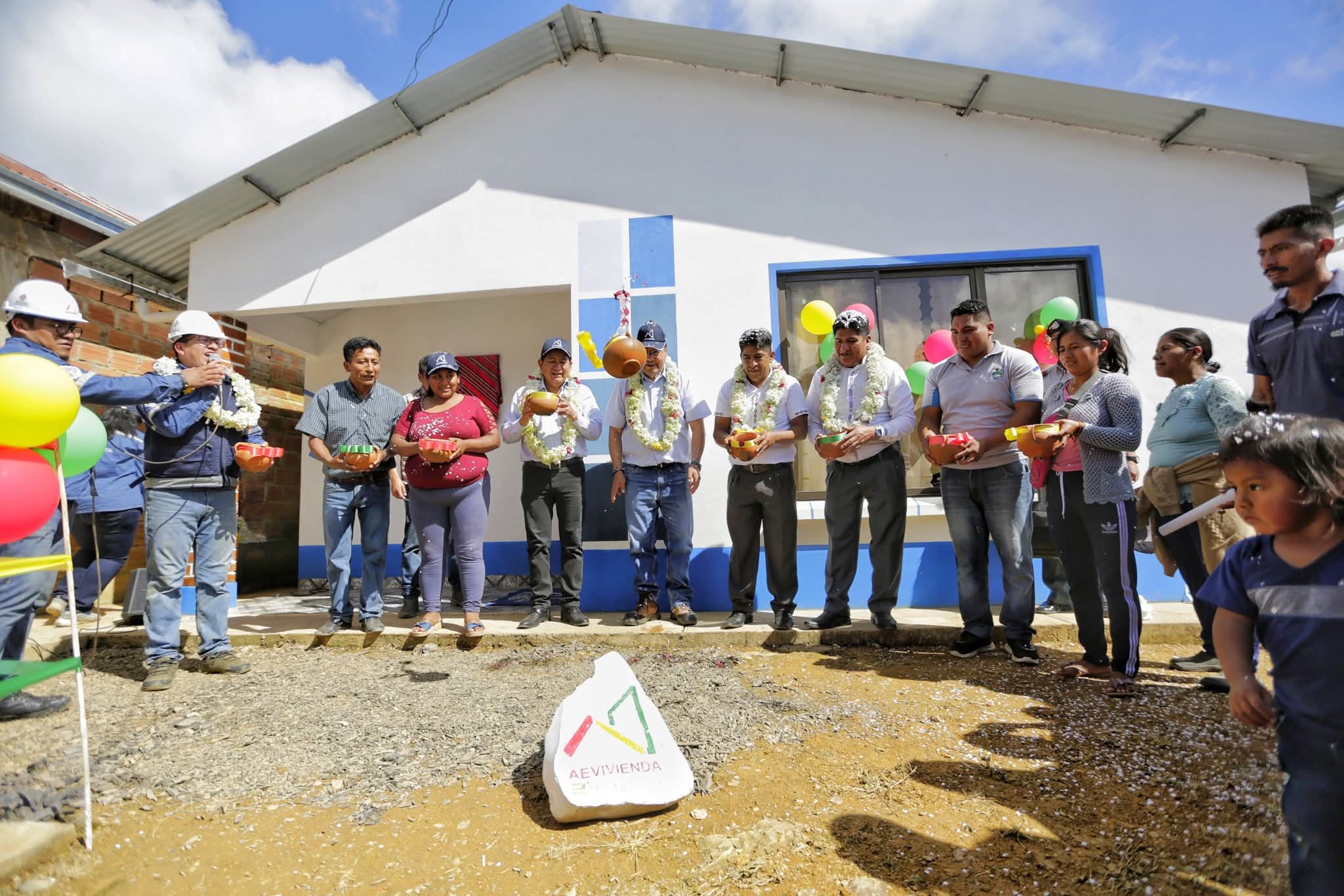 En Caranavi entregan dos escuelas, un puente vehicular, un sistema de electrificación y un campo deportivo