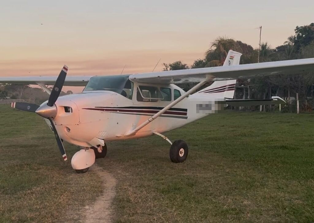 Tras persecución aérea en el Chapare, FELCN intercepta una avioneta con 345,1 kilos de cocaína