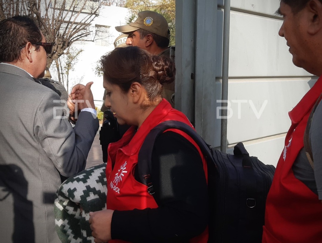 Ruth Nina se presenta a declarar ante la Fiscalía en Cochabamba