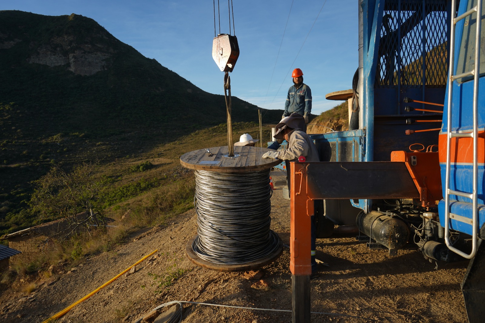 Construyen 115 kilómetros de tendido eléctrico para iluminar hogares de 500 familias de Pasorapa 