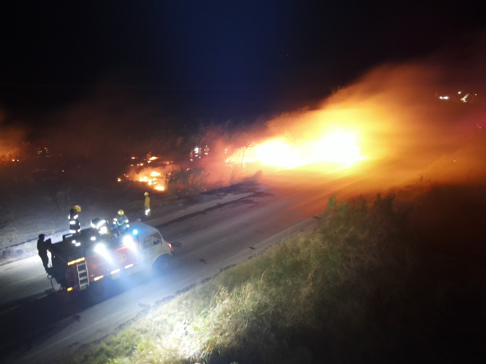 Despliegan operativo contra incendio forestal en carretera Puerto Suárez – Arroyo Concepción
