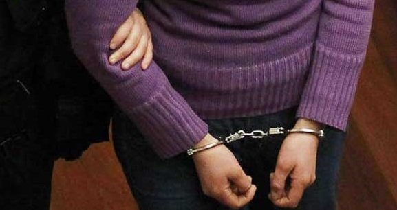 En el centro paceño detienen a mujer vendiendo presunta pasta base y portando billetes falsos 