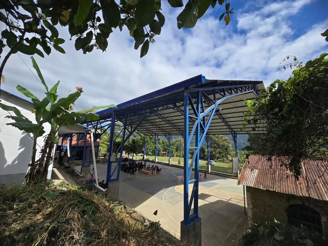 Estudiantes de Caranavi estrenan moderno tinglado con una inversión de Bs 382.265