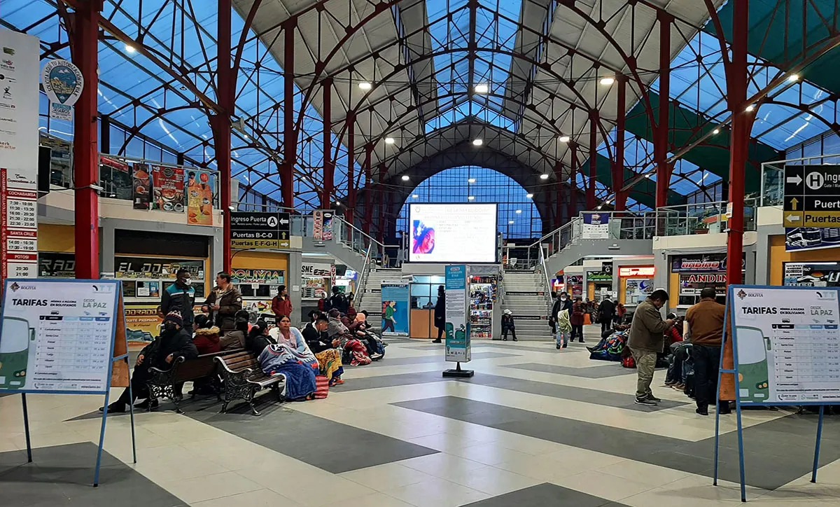 Terminales de La Paz y El Alto suspenden salidas nacionales e internacionales por bloqueos 