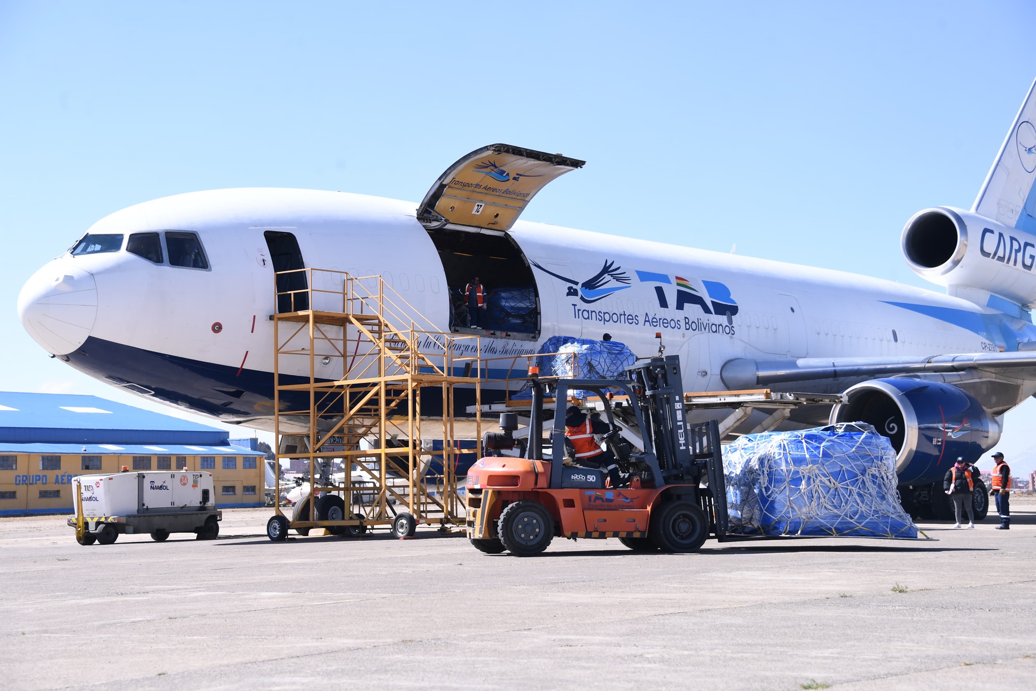 El puente aéreo trae a La Paz 268.000 kilos de pollo, 54.000 unidades de aceite y 54 mil kilos de carne de res