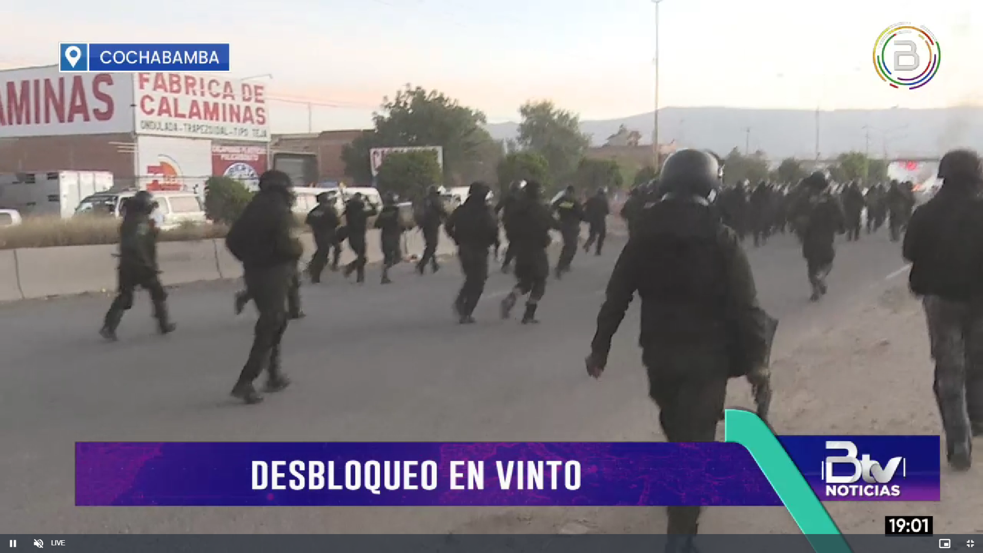 Policías desbloquean puente Khora en Vinto y recuperan ambulancia atacada por evistas