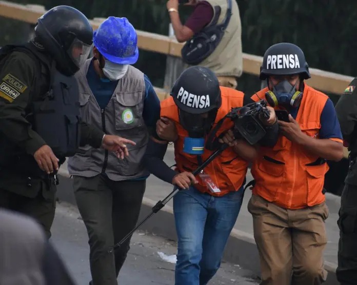 ANPB exige parar las agresiones y amenazas a periodistas que cumbre los bloqueos instruidos por Evo 