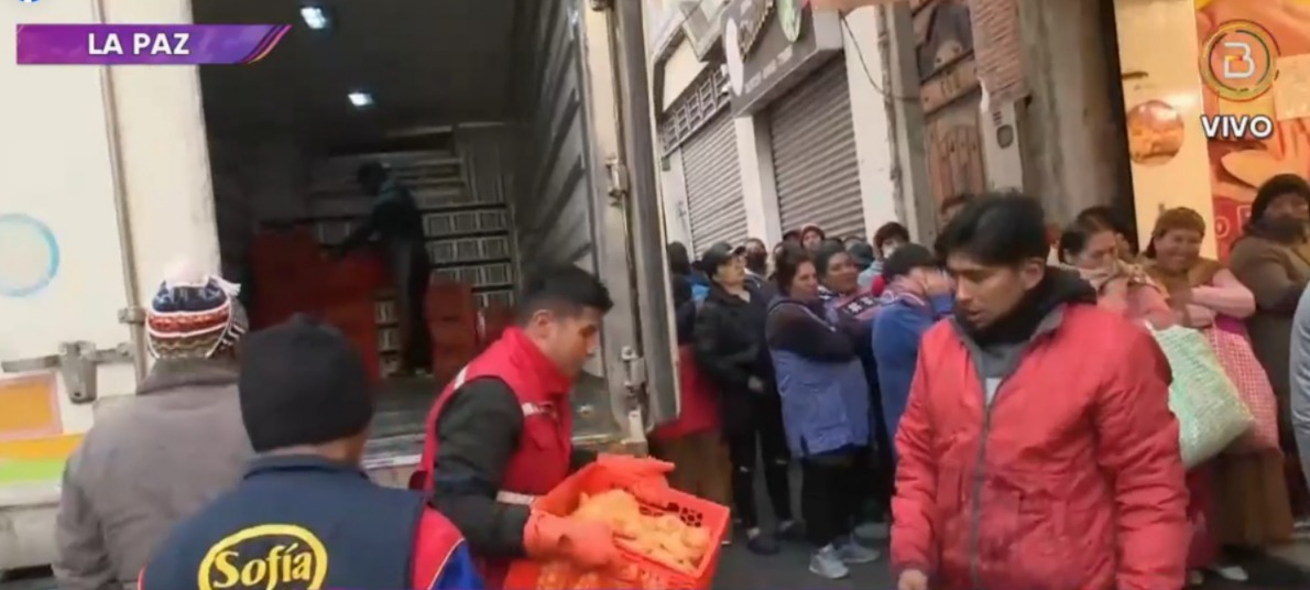 Distribuyen carne de pollo a comercios en la zona Garita de Lima para venta a Bs 24 el kilo