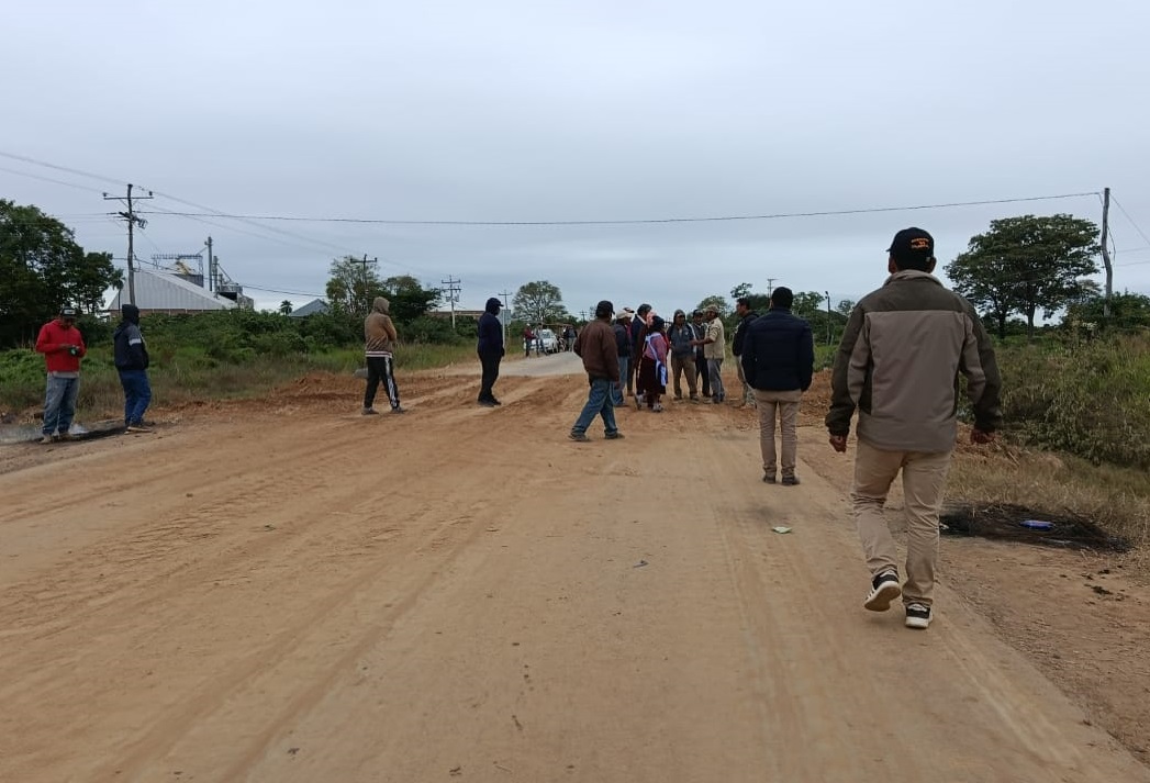 Levantan bloqueo en San Julián y la ruta hacia Beni está expedita
