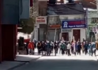 En Llallagua movilizados evistas atacaron instituciones policiales y usaron armas de fuego