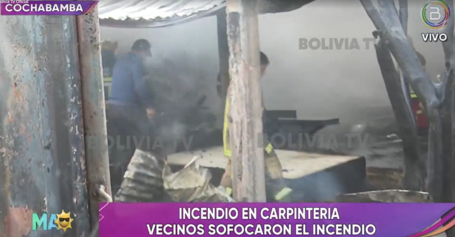 Incendio consume carpintería en zona sur de Cochabamba, bomberos ya se encargan del enfriamiento 
