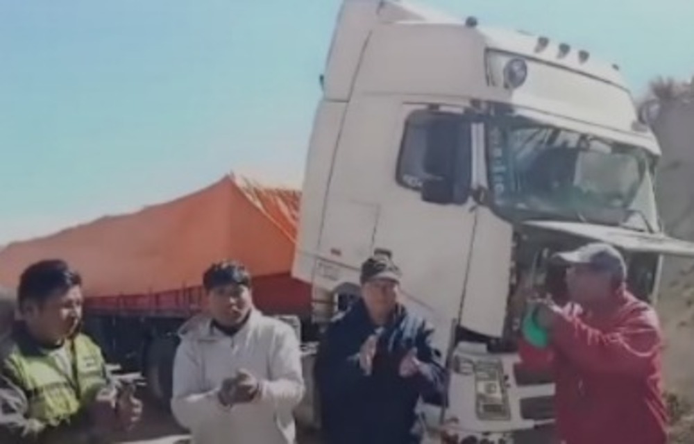 Chóferes agradecen y aplauden desbloqueo de vías tras permanecer 10 días varados