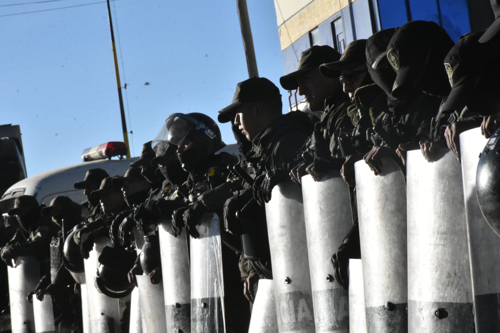 Militares y policías inician operativo conjunto para restablecer el orden en Llallagua, Gobierno asevera que no escatimará esfuerzos