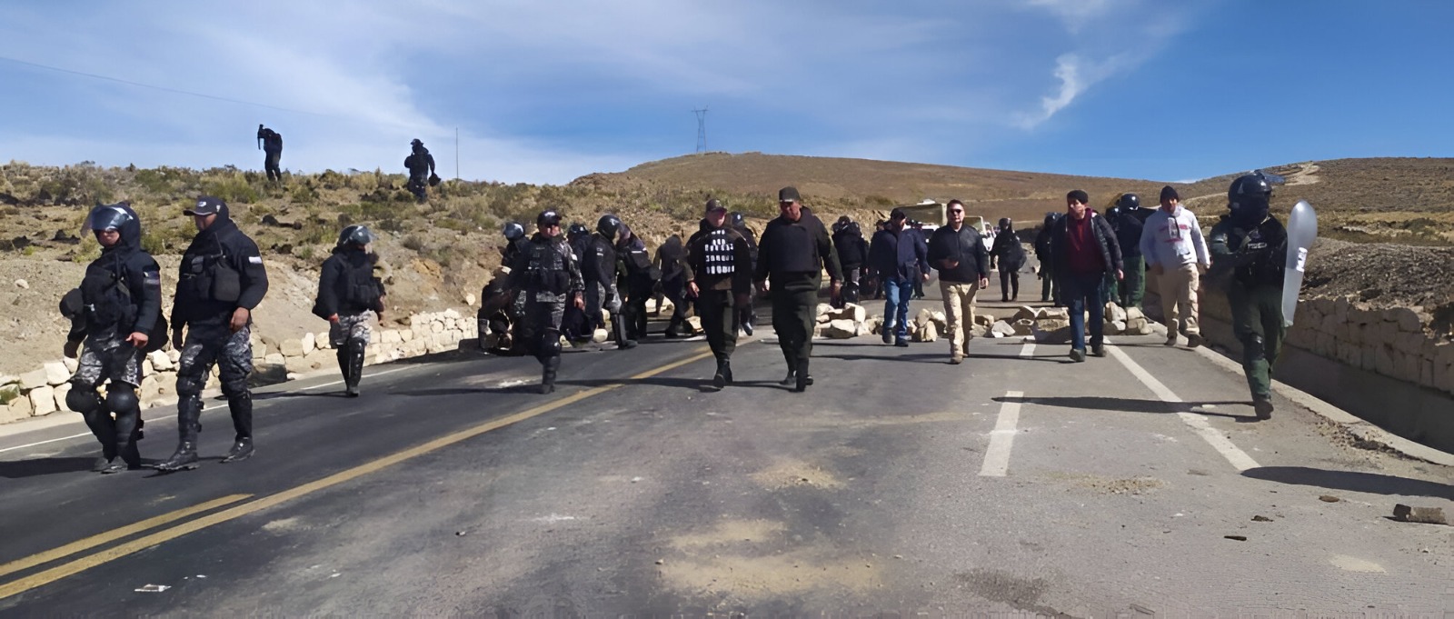 Liberan carretera Cochabamba - Santa Cruz de bloqueos y garantizan la libre circulación