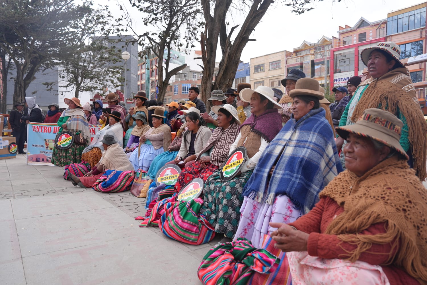 En Achacachi entregan equipos y maquinaria para apoyar a 22 unidades productivas lideradas por mujeres