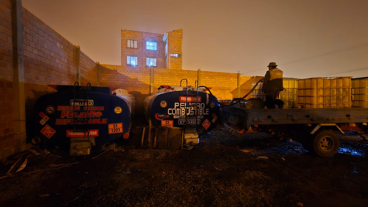 Incautan 44 mil litros de diésel acopiados ilegalmente en El Alto