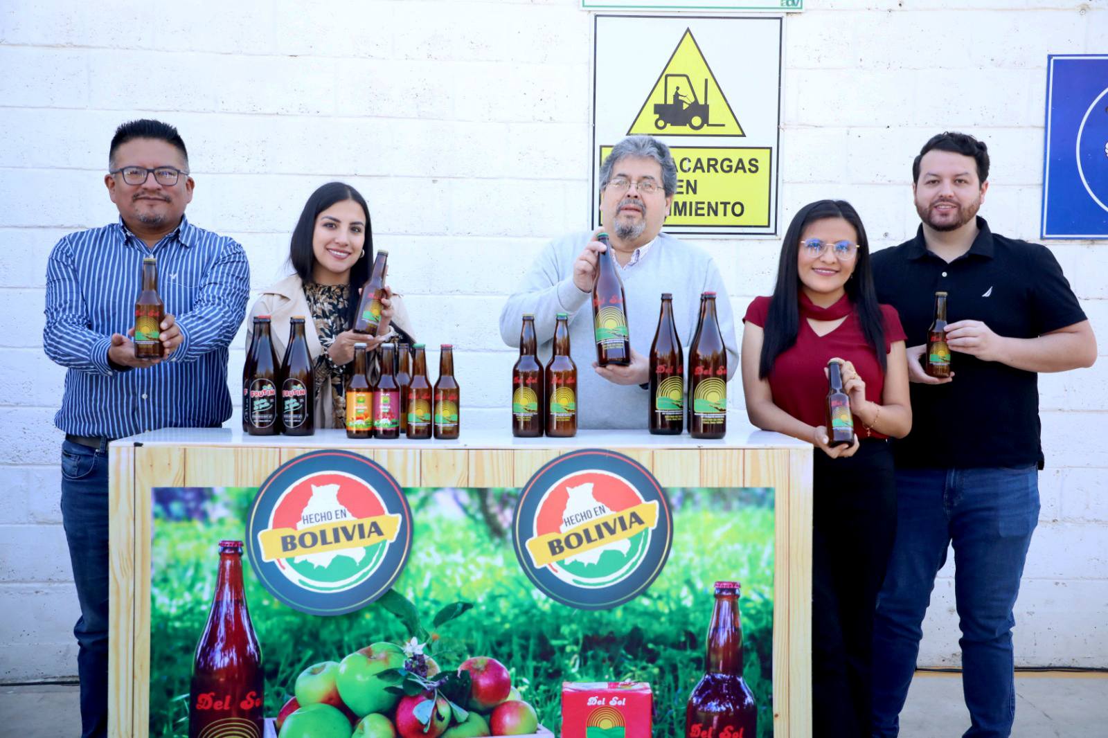 Envibol y empresa cochabambina de jugos acuerdan compraventa de 261.360 botellas por Bs 1,5 millones