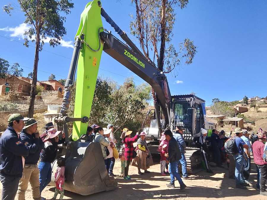 Entregan maquinaria para la construcción de 18 atajados para riego en Arampampa, Potosí