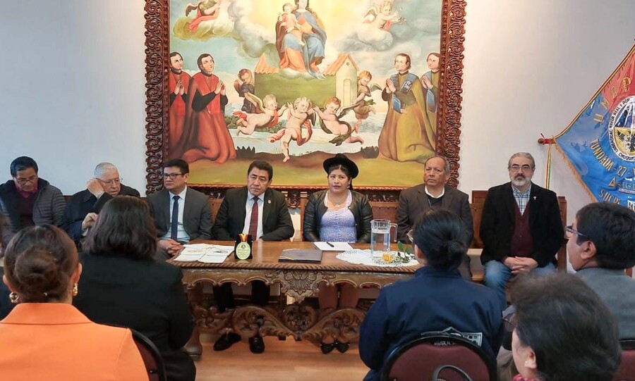 Condecoran a la Universidad San Francisco Xavier de Chuquisaca por su legado histórico y aporte a la educación