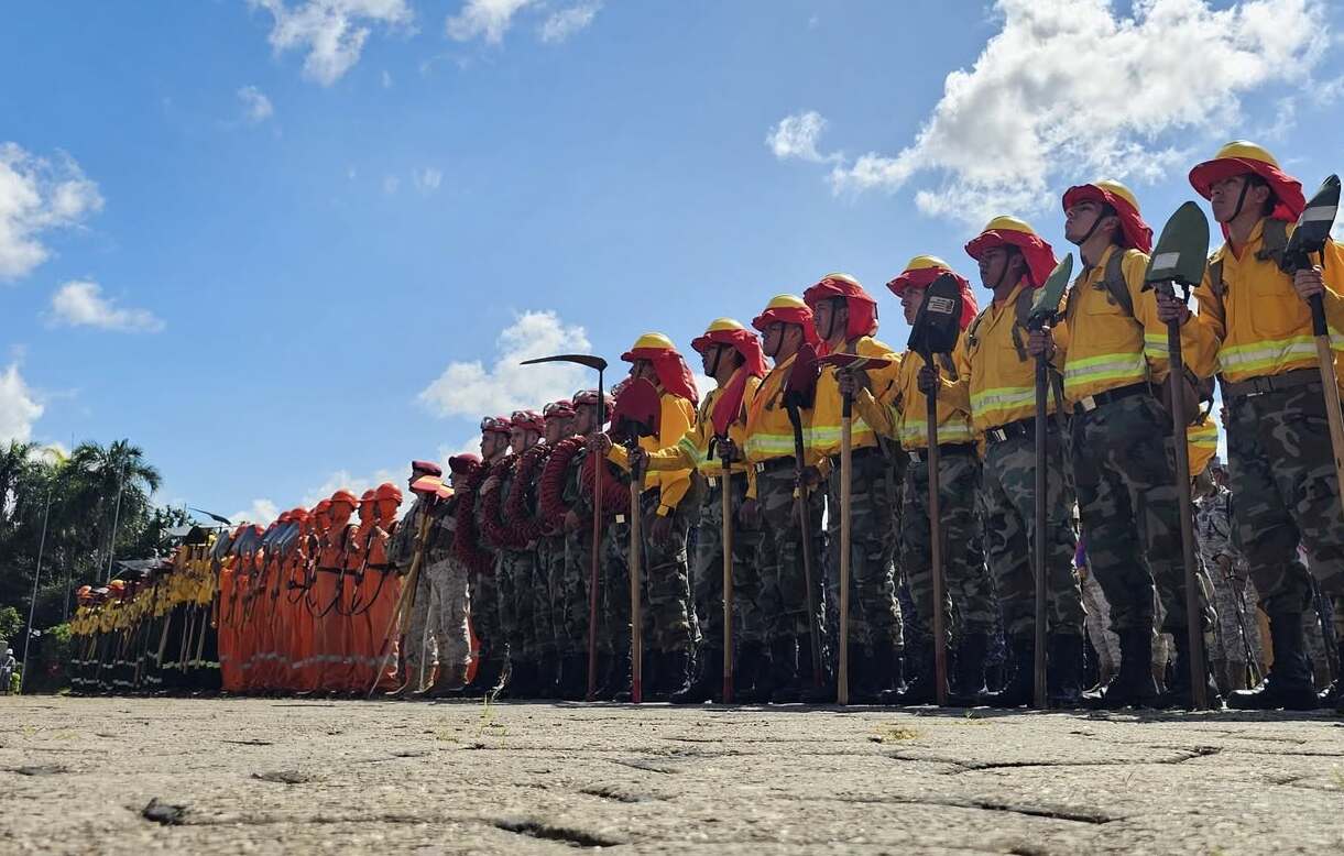 Refuerzan capacidad operativa contra incendios con 30.000 militares, 900 bomberos comunales y tecnología avanzada