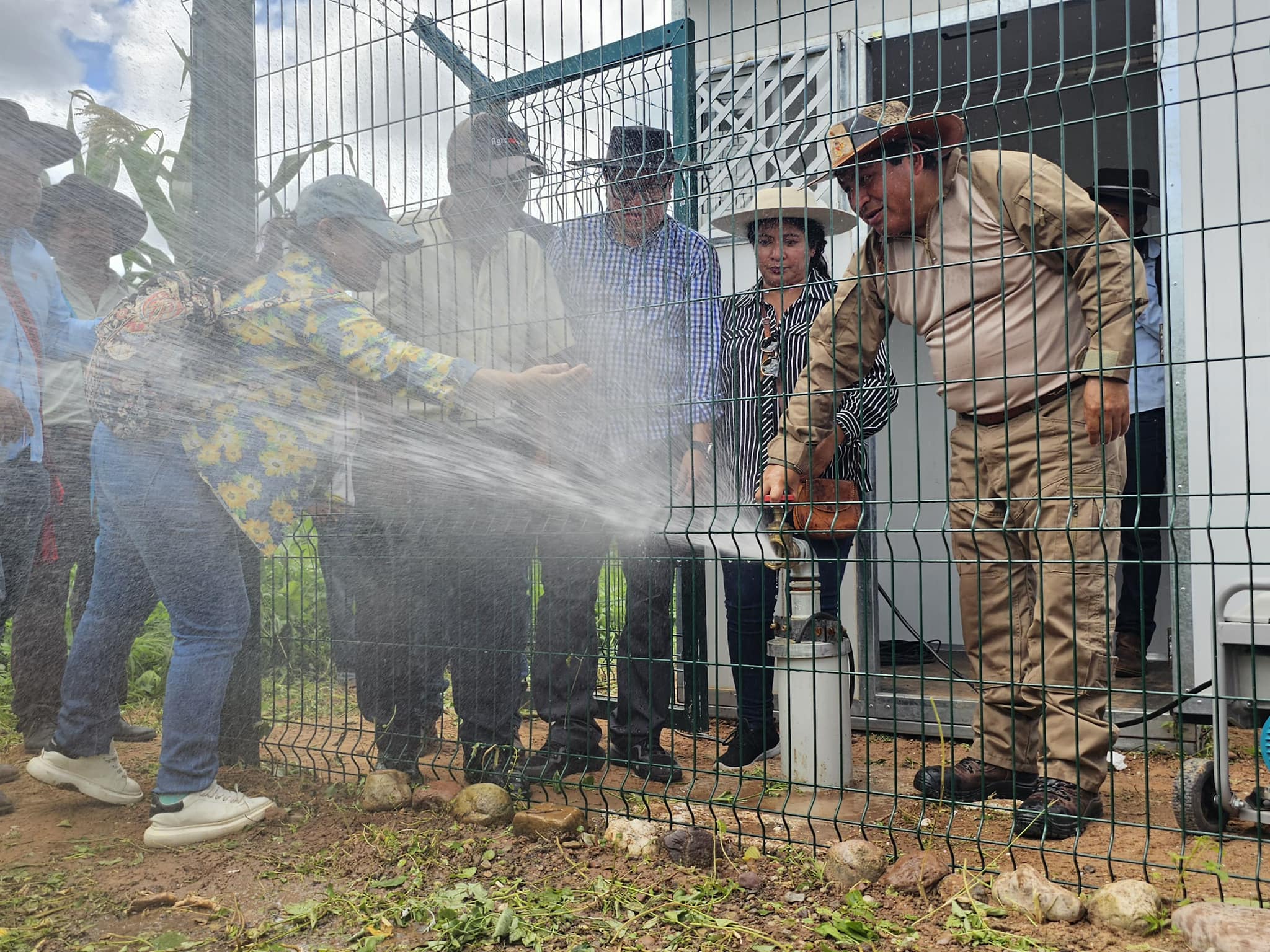 Entregan sistemas de agua y semillas de maíz para Villa Vaca Guzmán y TCO de la Nación Guaraní Tentayape 