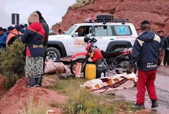 Bus se embarranca 800 metros en la vía Oruro-Potosí, refuerzan labores de rescate y recuperación de cuerpos Potosí, 03 de marzo de 2025 (ABI). – La madrugada de este lunes se registró una nueva tragedia en la vía Oruro- Potosí, esta vez protagonizada por una vagoneta y un bus de transporte público que se embarrancó 800 metros y dejó fallecidos y heridos. Bomberos y la Policía refuerzan las labores de rescate y recuperación de cuerpos. “Una vagoneta color blanco que cubría la ruta Potosí hacia Oruro con placa de control 1734 – FSL (…) ha ocasionado el hecho de tránsito colisionando con la flota de la empresa Challapata que llegaba de la ciudad de Oruro a Potosí, producto de este lamentable hecho la flota se ha embarrancado, aproximadamente, entre 500 a 800 metros de profundidad”, informó el vocero del Comando Departamental de la Policía en Potosí, coronel Limberth Choque Este fatídico accidente se suscitó la madrugada de este lunes, a la altura de la localidad las Leñas, 90 kilómetros de distancia de la ci