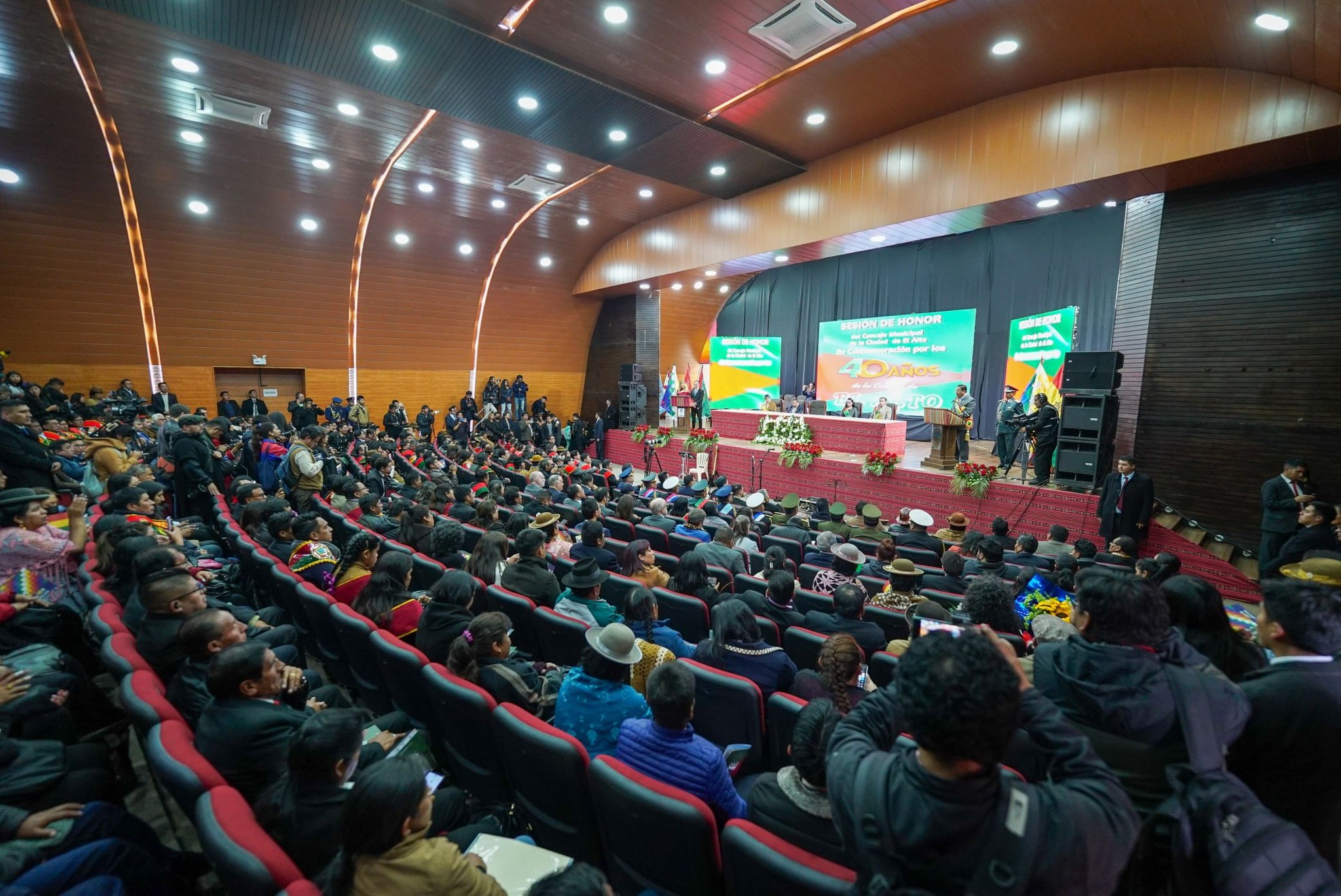 En El Alto entregaron 1.500 viviendas sociales, padres y madres solas y adultos mayores entre los beneficiarios