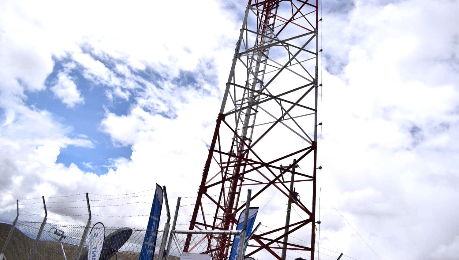 En Viacha entregan radio base que amplía y mejora la telefonía y conexión a internet