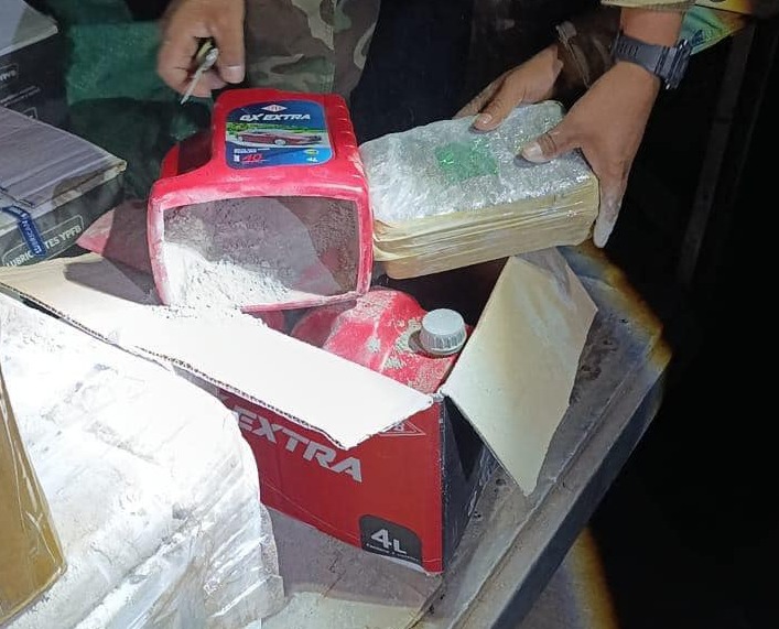 En Santa Cruz secuestran más de 21 kilos de marihuana camuflada en bidones de aceite 