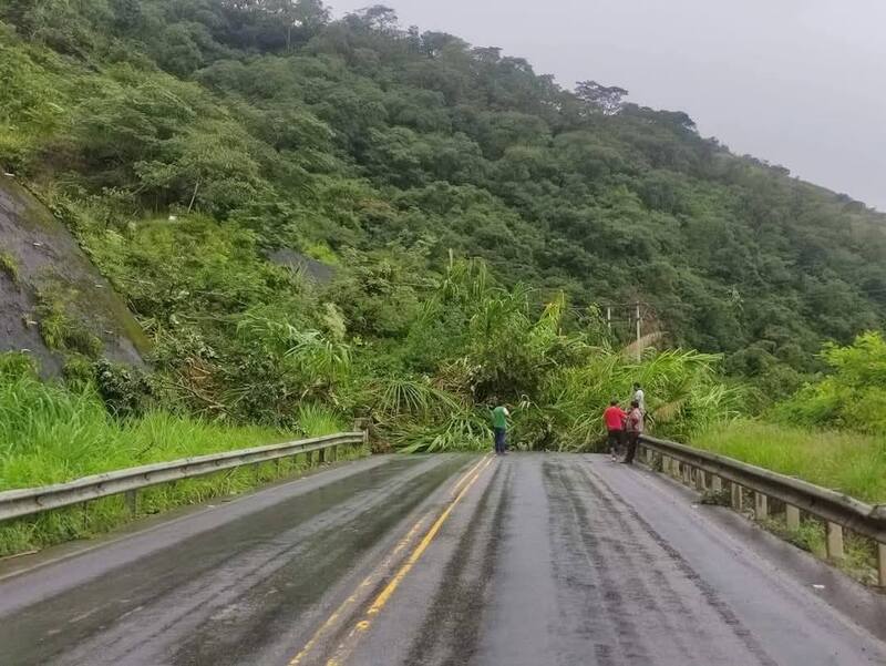 Agilizan trabajos para habilitar paso provisional a Caranavi tras caída del puente en Santa Bárbara