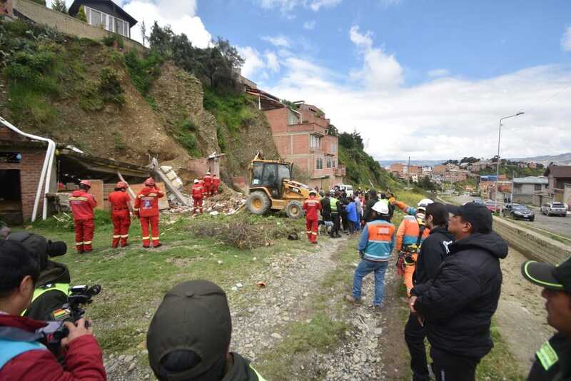 Piden desalojar tres inmuebles en Coqueni, tras deslizamiento de talud que afectó una vivienda y mató a una persona