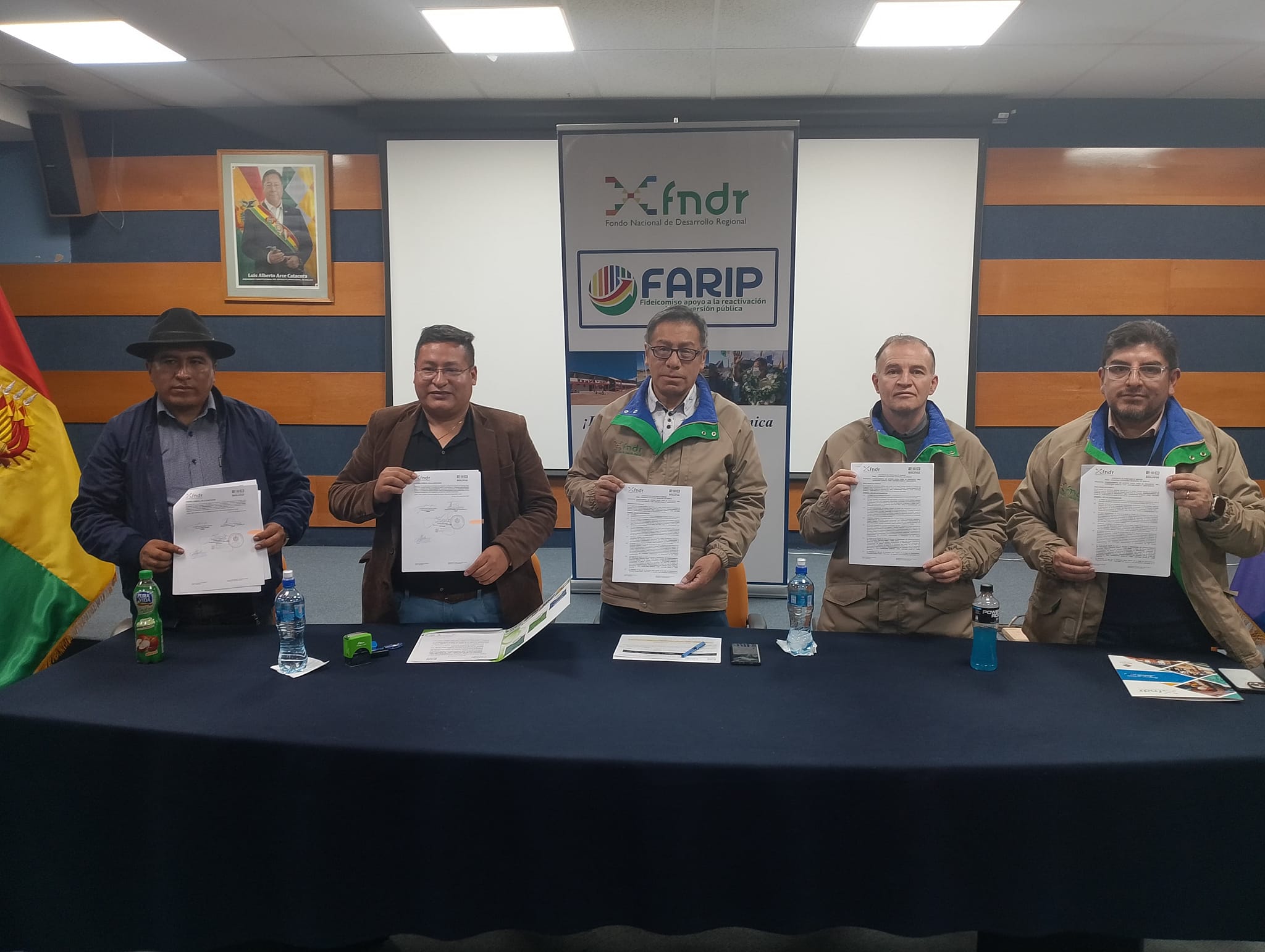 Firma de convenio entre el FNDR y el Gobierno municipal de Sorata. Foto: FNDR