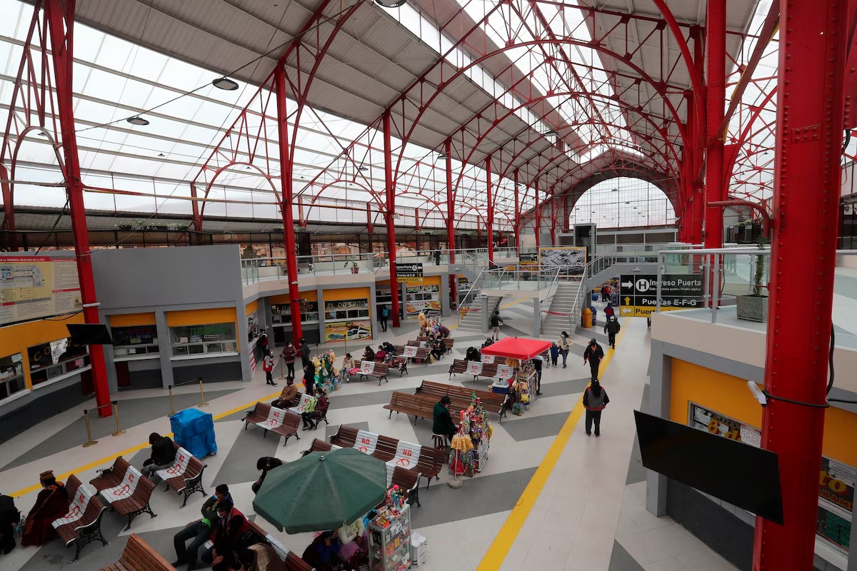 Terminal de buses en La Paz (2021). Foto: EFE/ Martín Alipaz