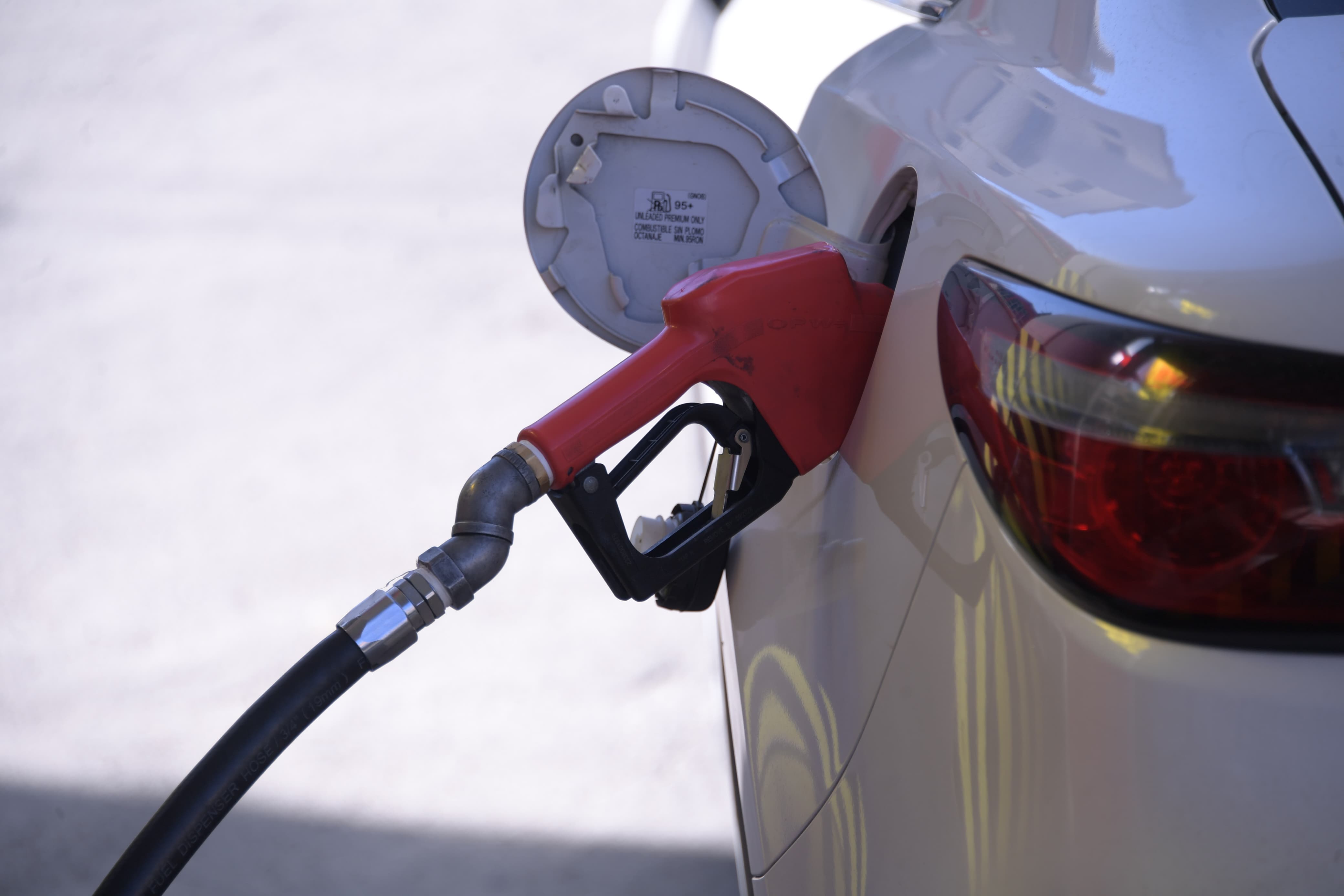 Dos empresas importaron más de 1,3 millones de litros de combustible, tienen problemas en su venta por el precio