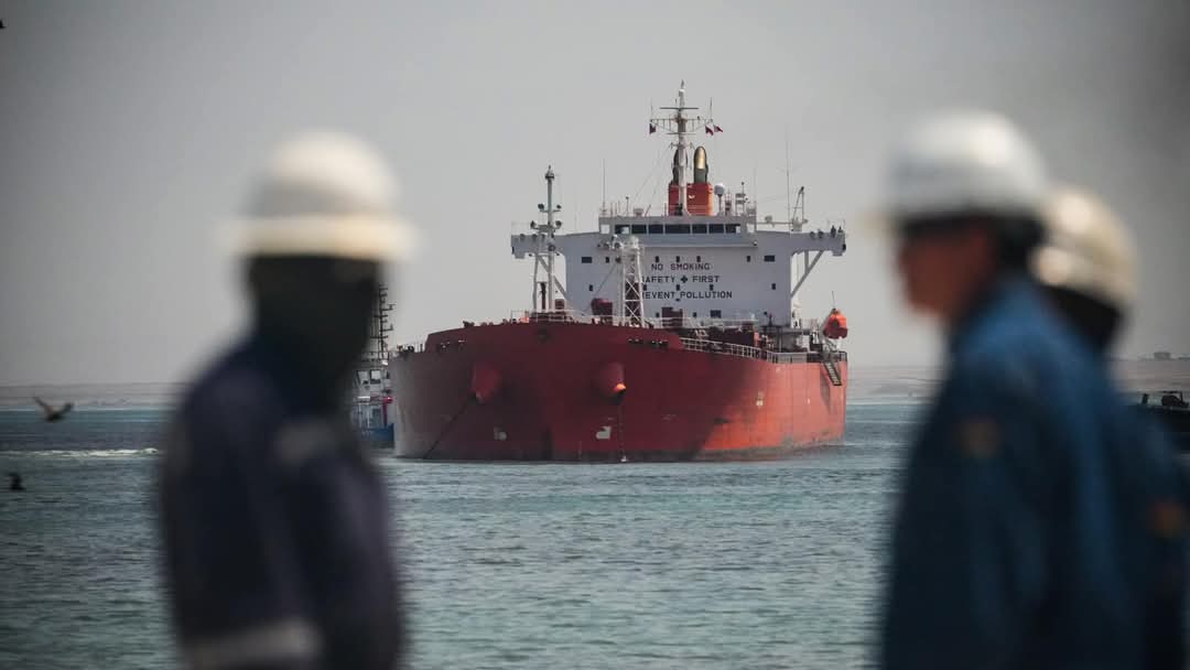 En Arica inicia la descarga de al menos 47 millones de litros de gasolina, más de 120 cisternas por día se dirigen a Bolivia