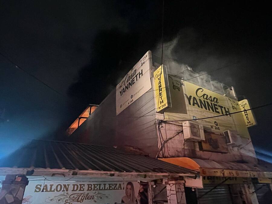 Sofocan un incendio de magnitud en un centro comercial de Santa Cruz de la Sierra