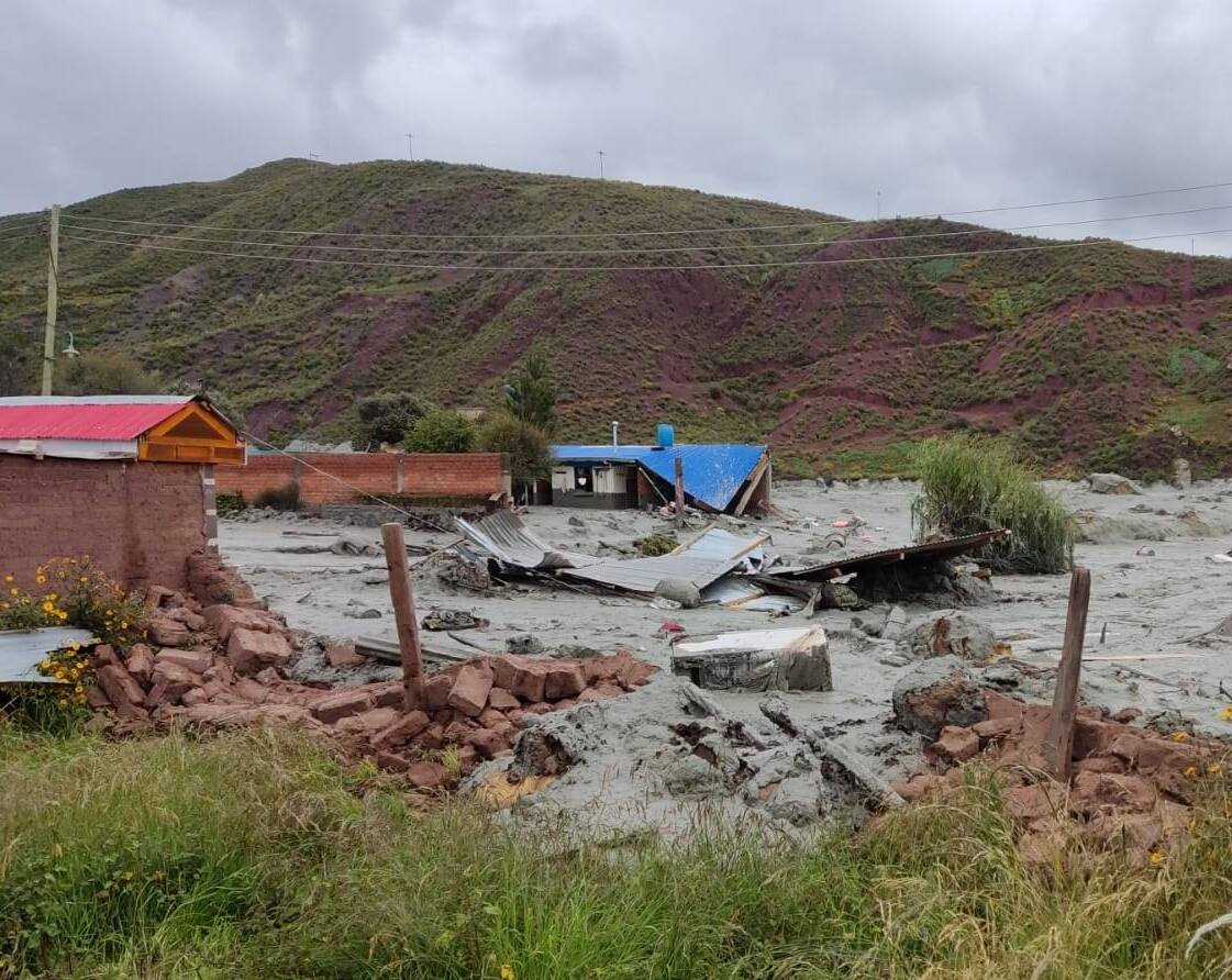 Rescatan el cuerpo sin vida de un hombre sepultado por una mazamorra en Llallagua 