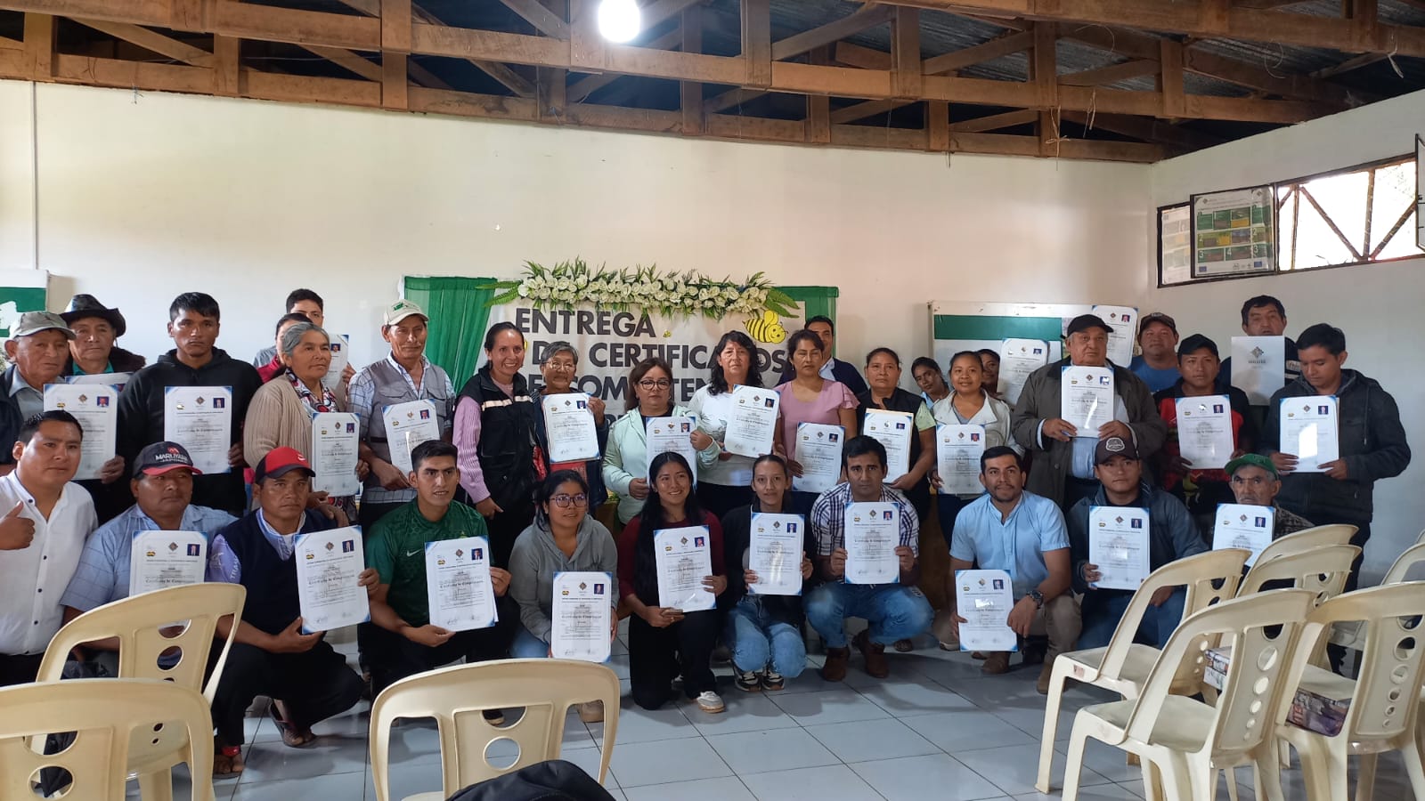 Entrega de certificados de competencias a productores apícolas de 3 municipios en Santa Cruz. Foto: Iniaf 