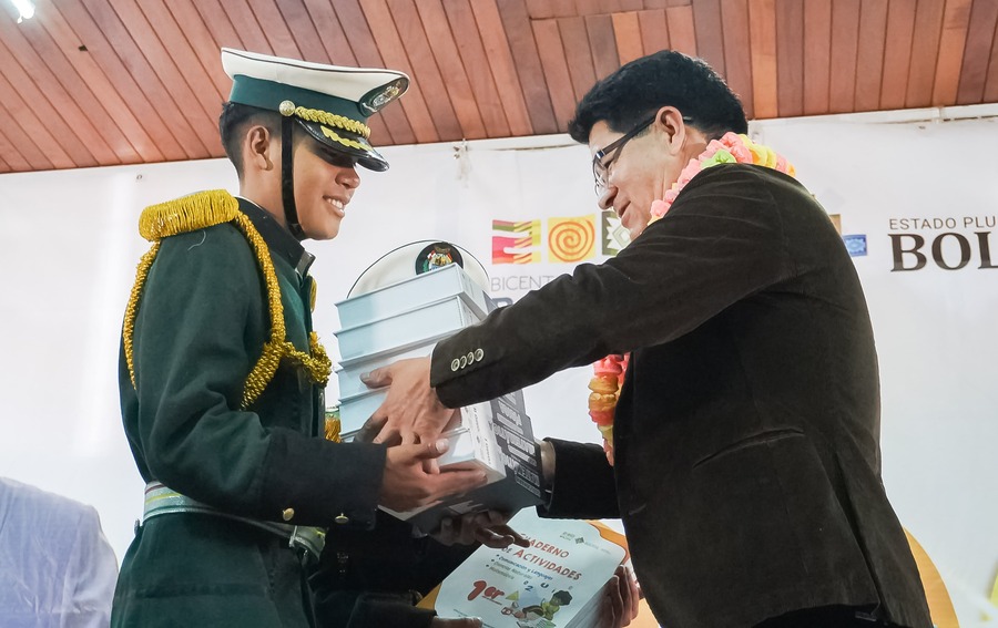 Educación entrega textos y materiales educativos para fortalecer aprendizaje de estudiantes en Potosí