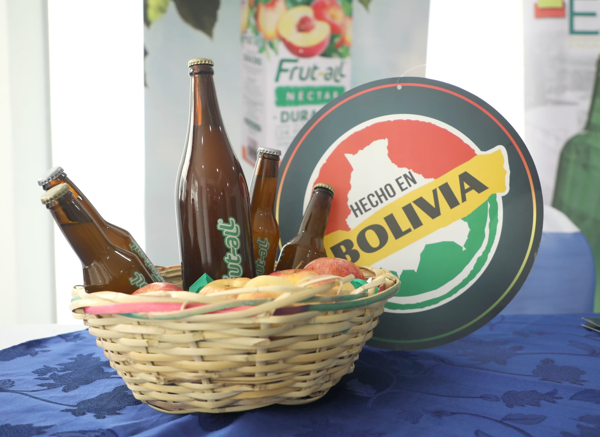 Envibol firma contrato con dos empresas para la compra de 238.320 botellas por Bs 693.000